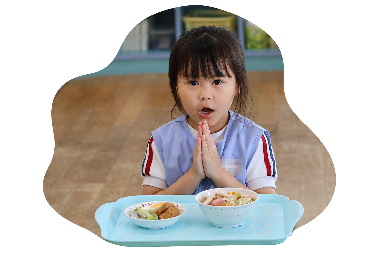合掌して給食をいただく女の子