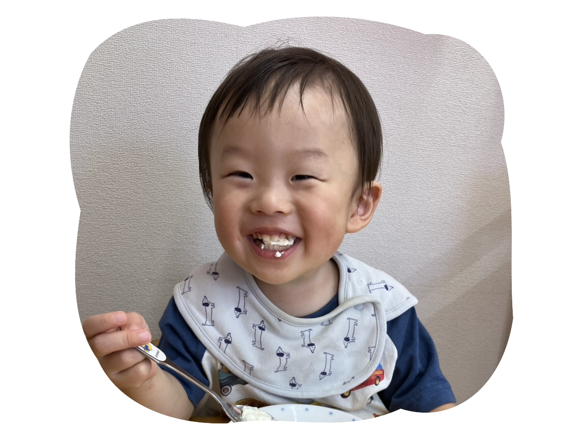 ケーキを食べて笑顔を見せる園児