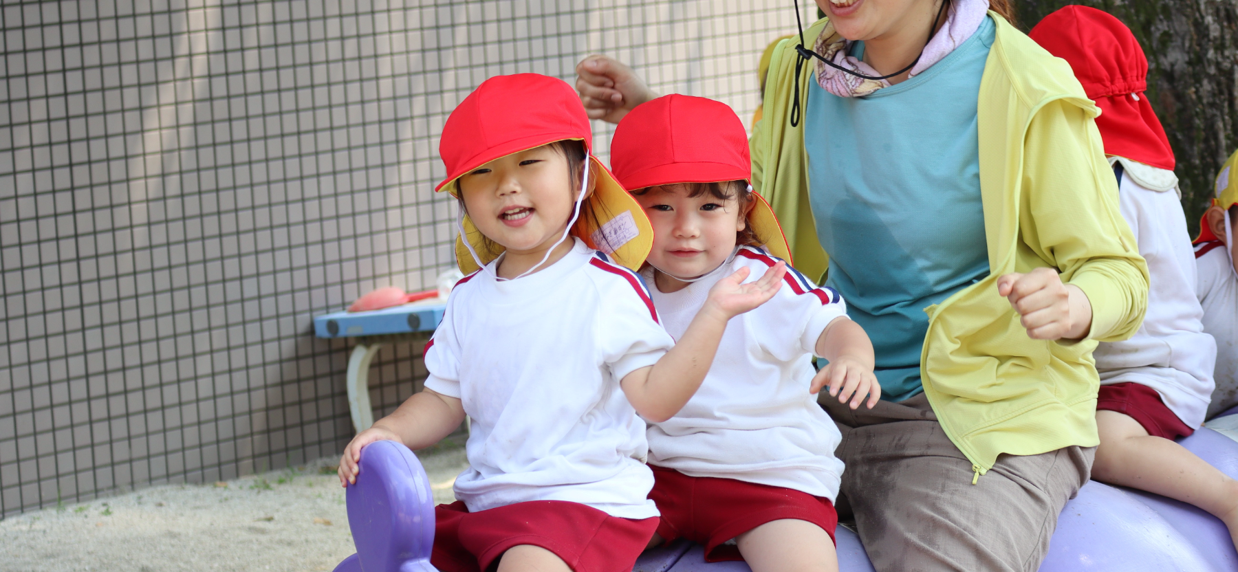 園庭であそぶ園児