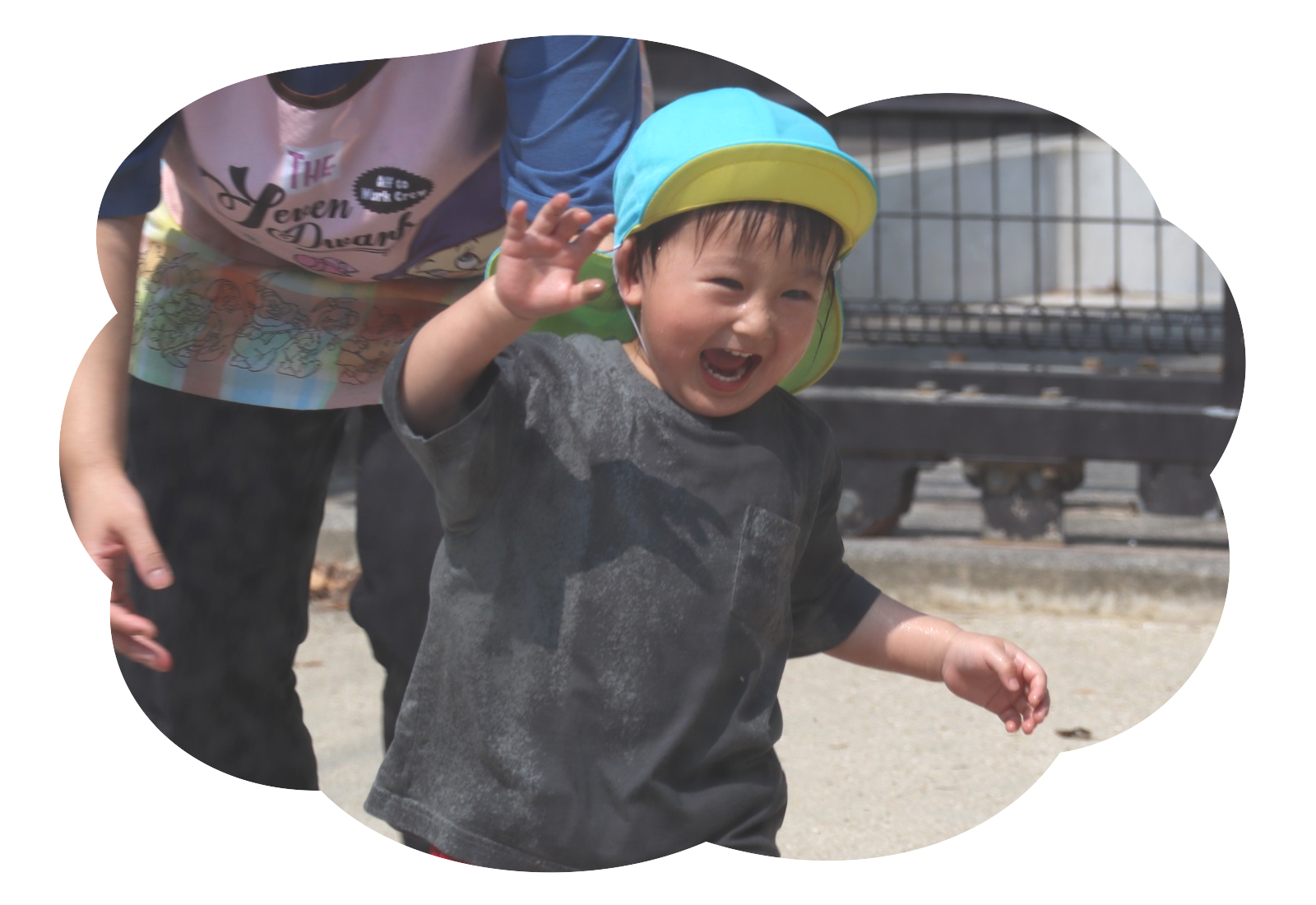 笑顔で手を振る園児