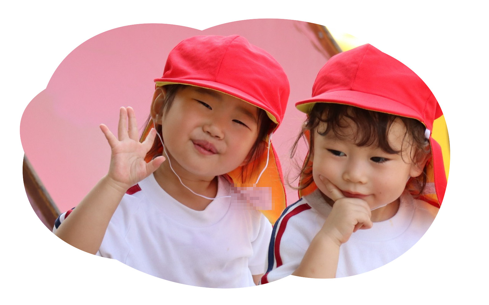 赤い帽子の女児2人