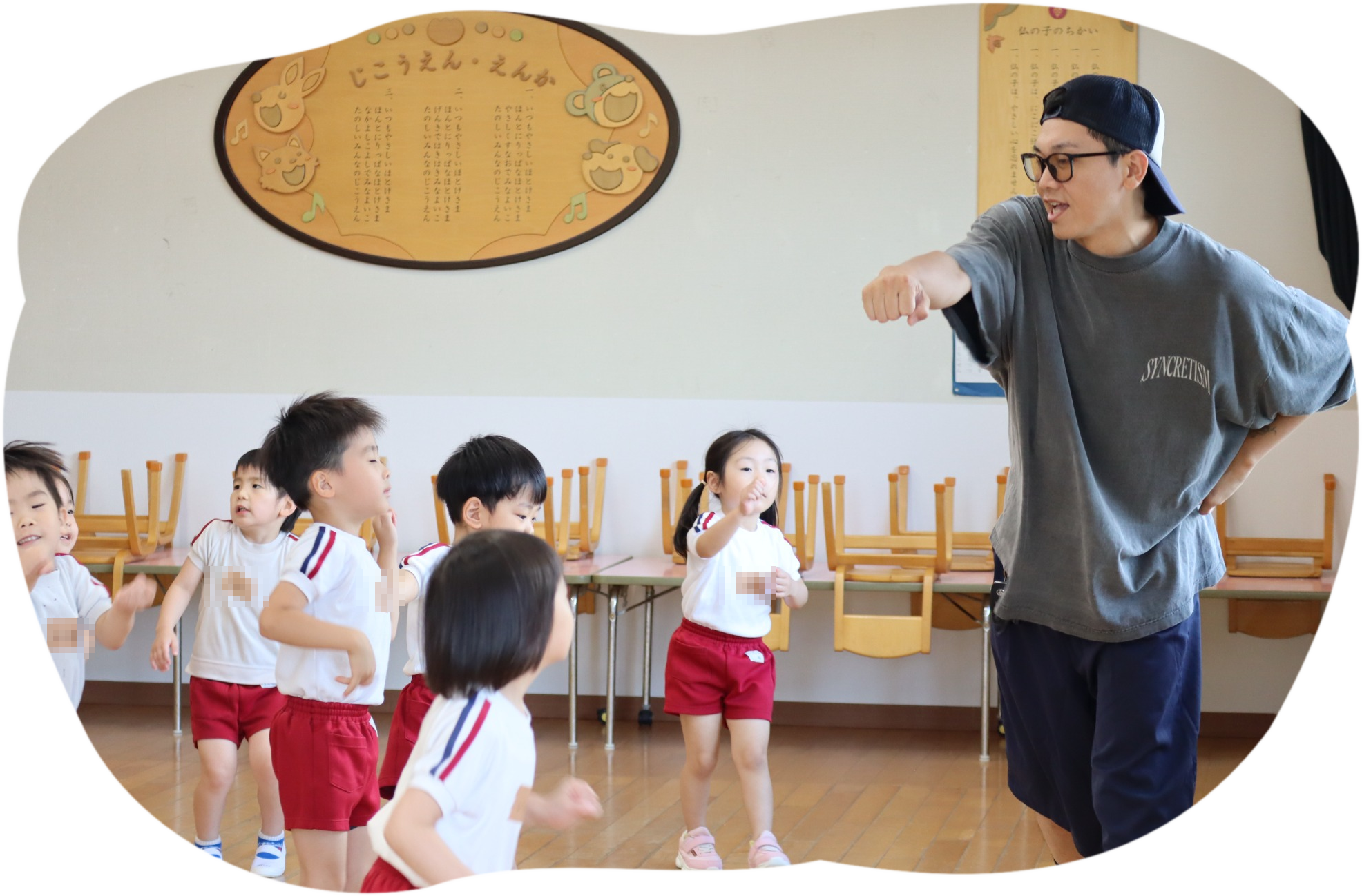 SHUN先生と子どもたちが一緒に踊っている様子