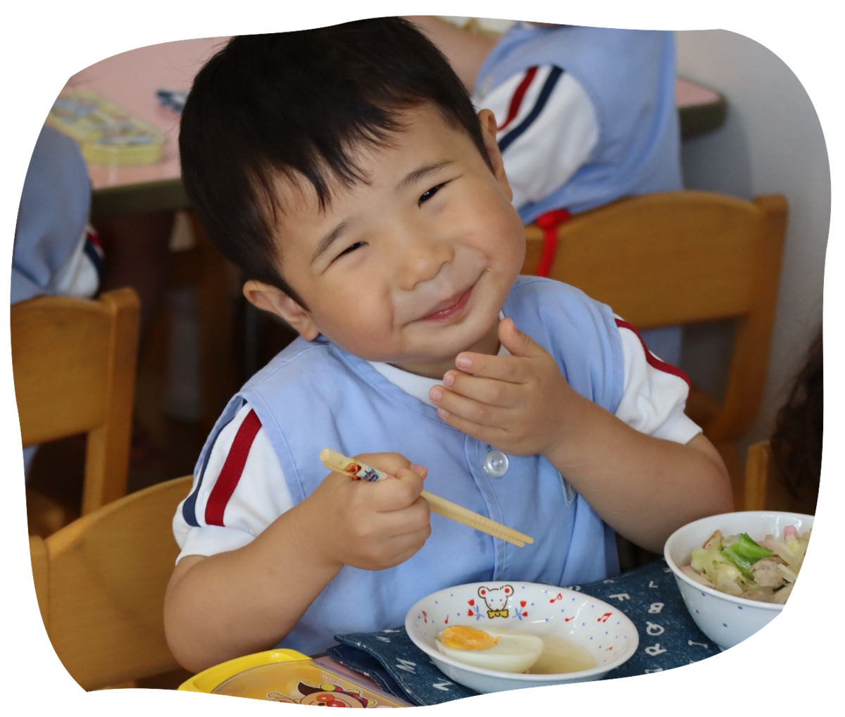 お弁当を楽しそうに食べる児童