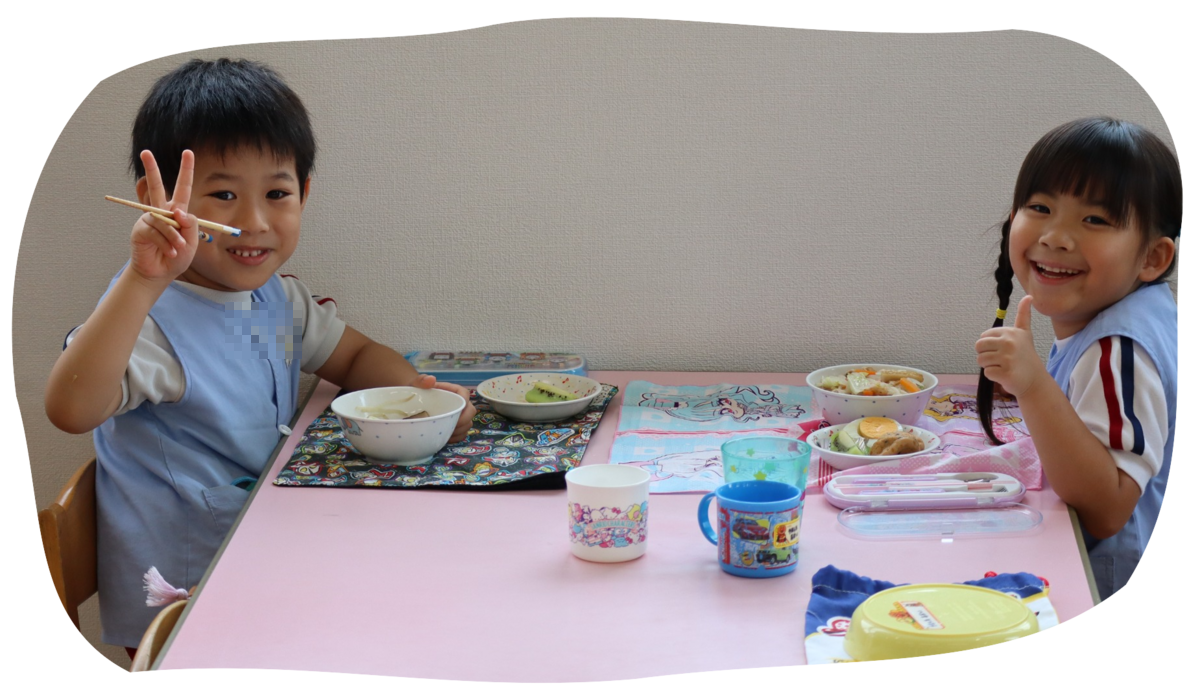一緒に食事をする児童たち