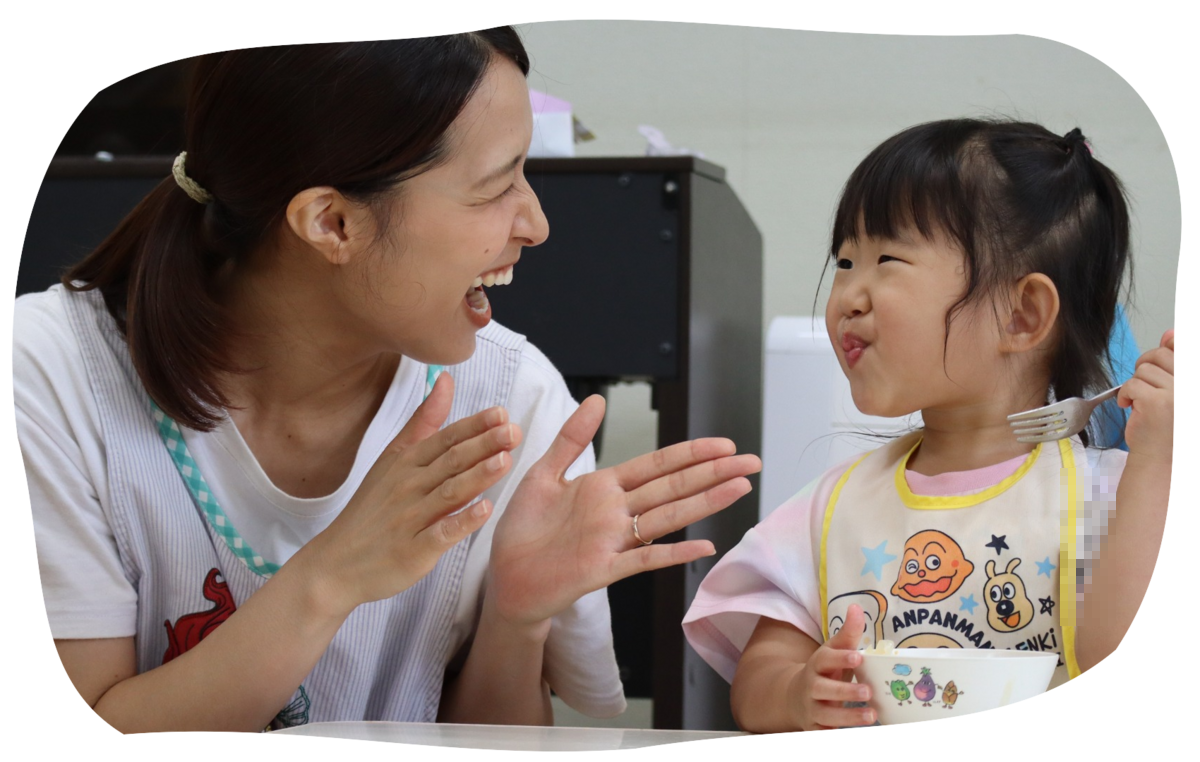 先生と児童の食事のひととき