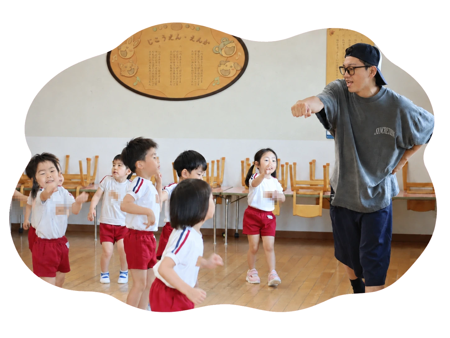 講師の動きをまねてキッズダンスを楽しむ園児たち