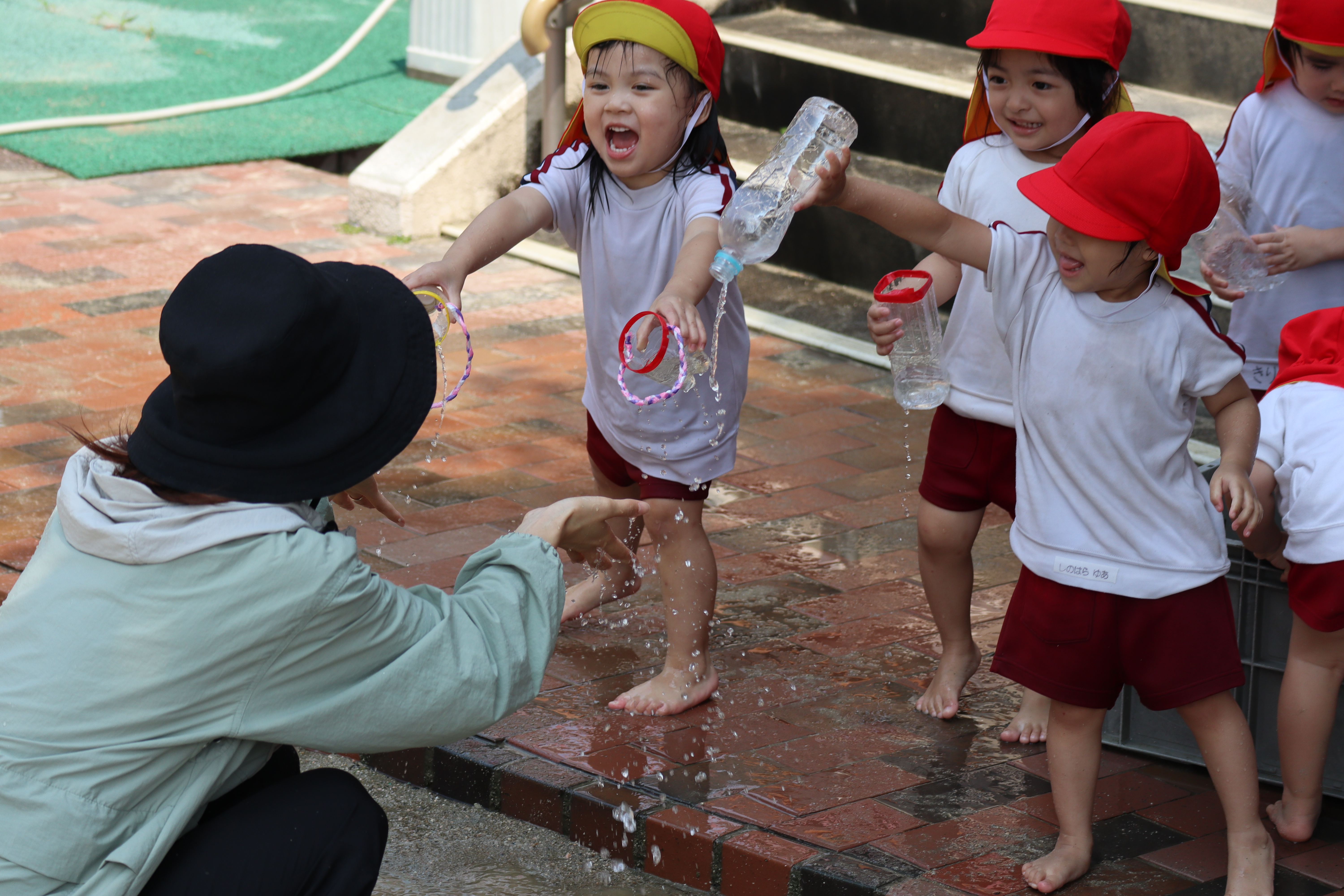 教室で踊る子どもたち
