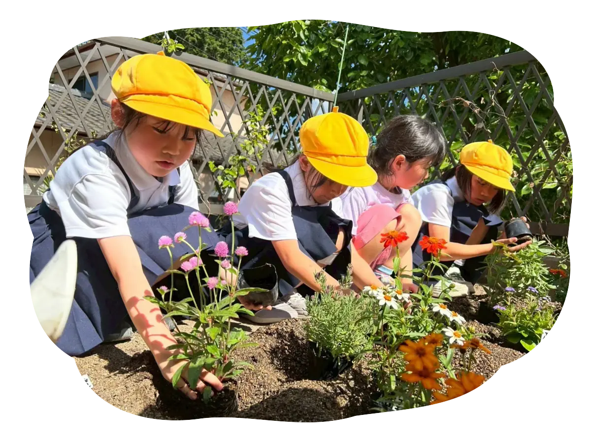 花を植える放課後児童クラブきずなの子どもたち