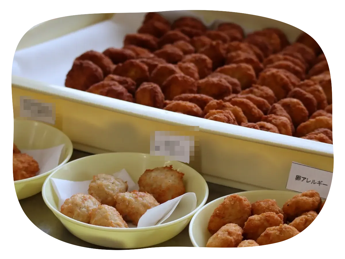 種類ごとに並べられた給食の揚げ物