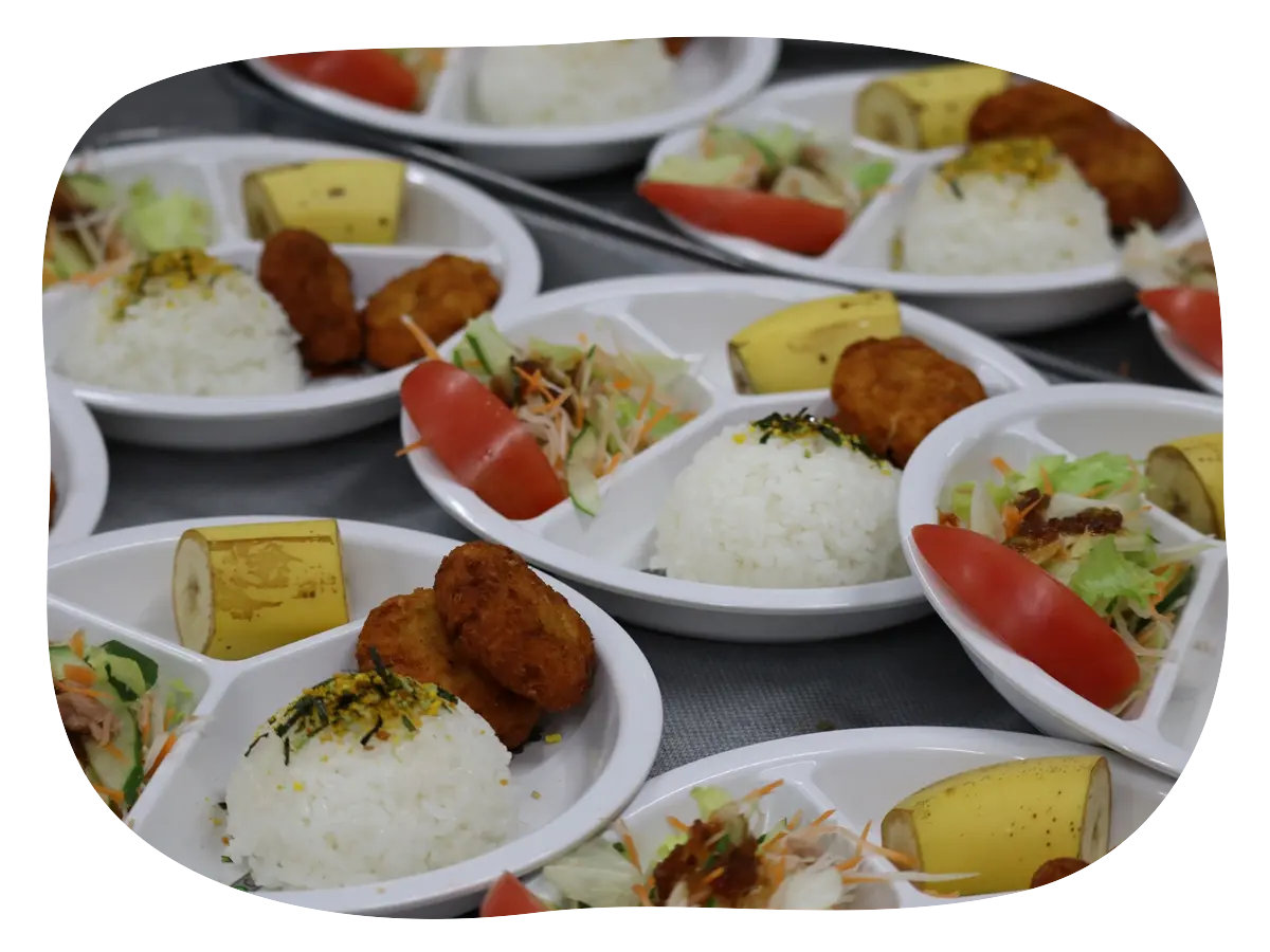 ご飯やサラダなどの給食が並んでいる様子