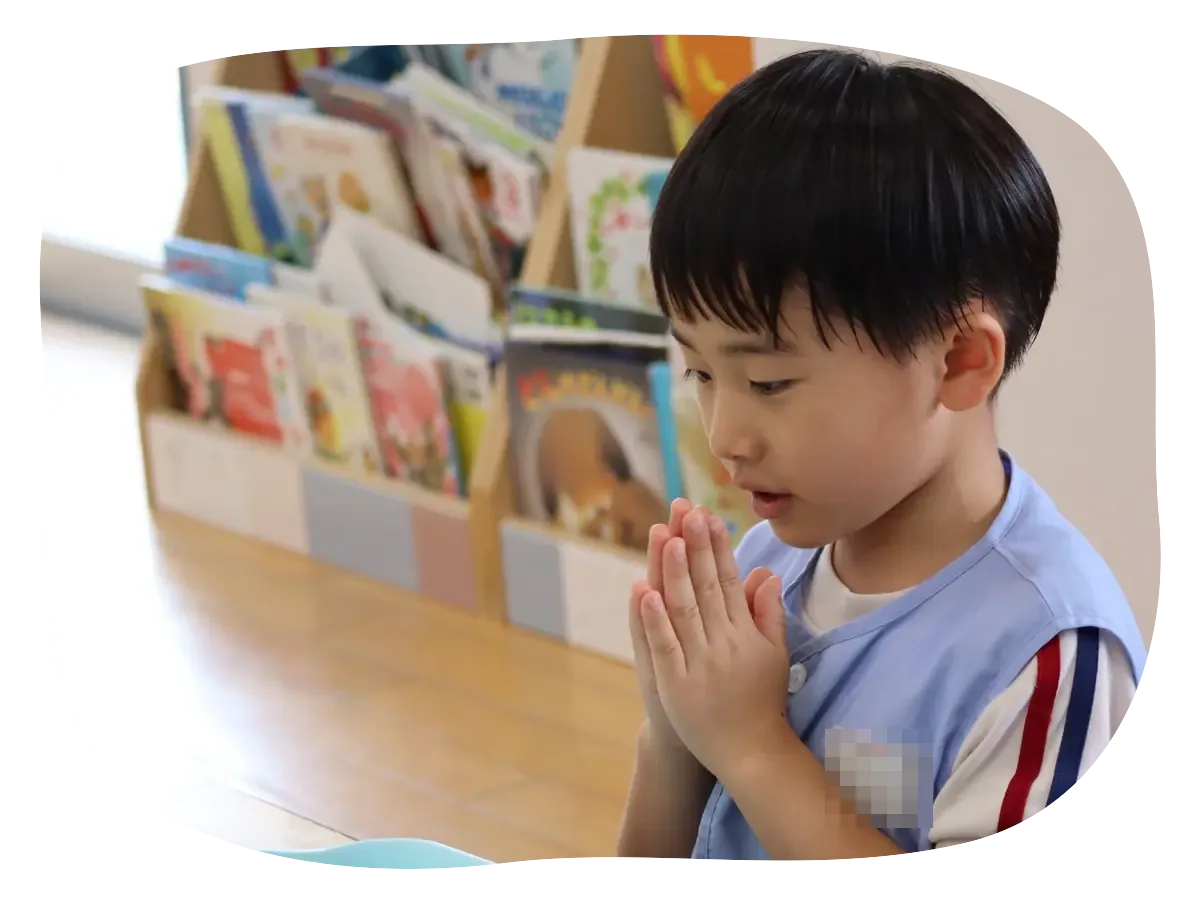 給食の前に手を合わせる男の子