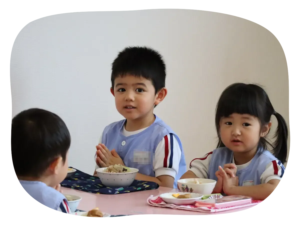 給食の前に手を合わせる園児たち