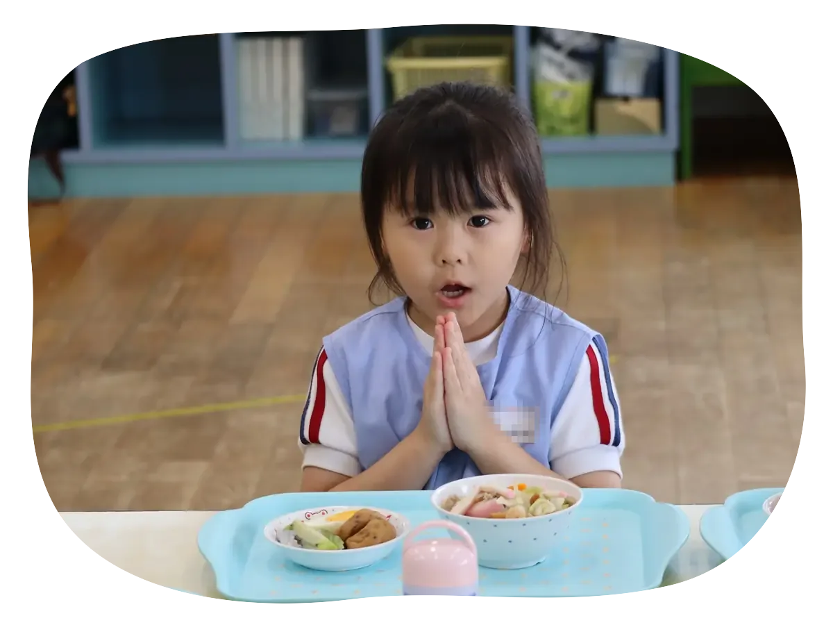給食の前に手を合わせる女の子