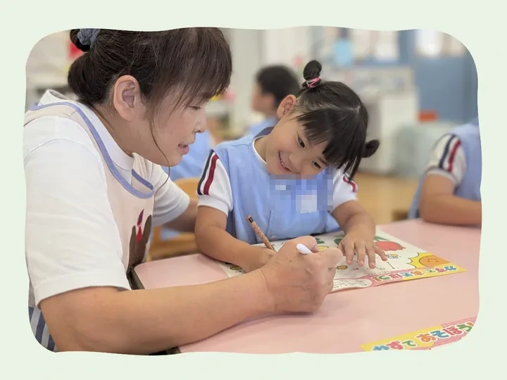 先生と子どもが一緒に学習している様子