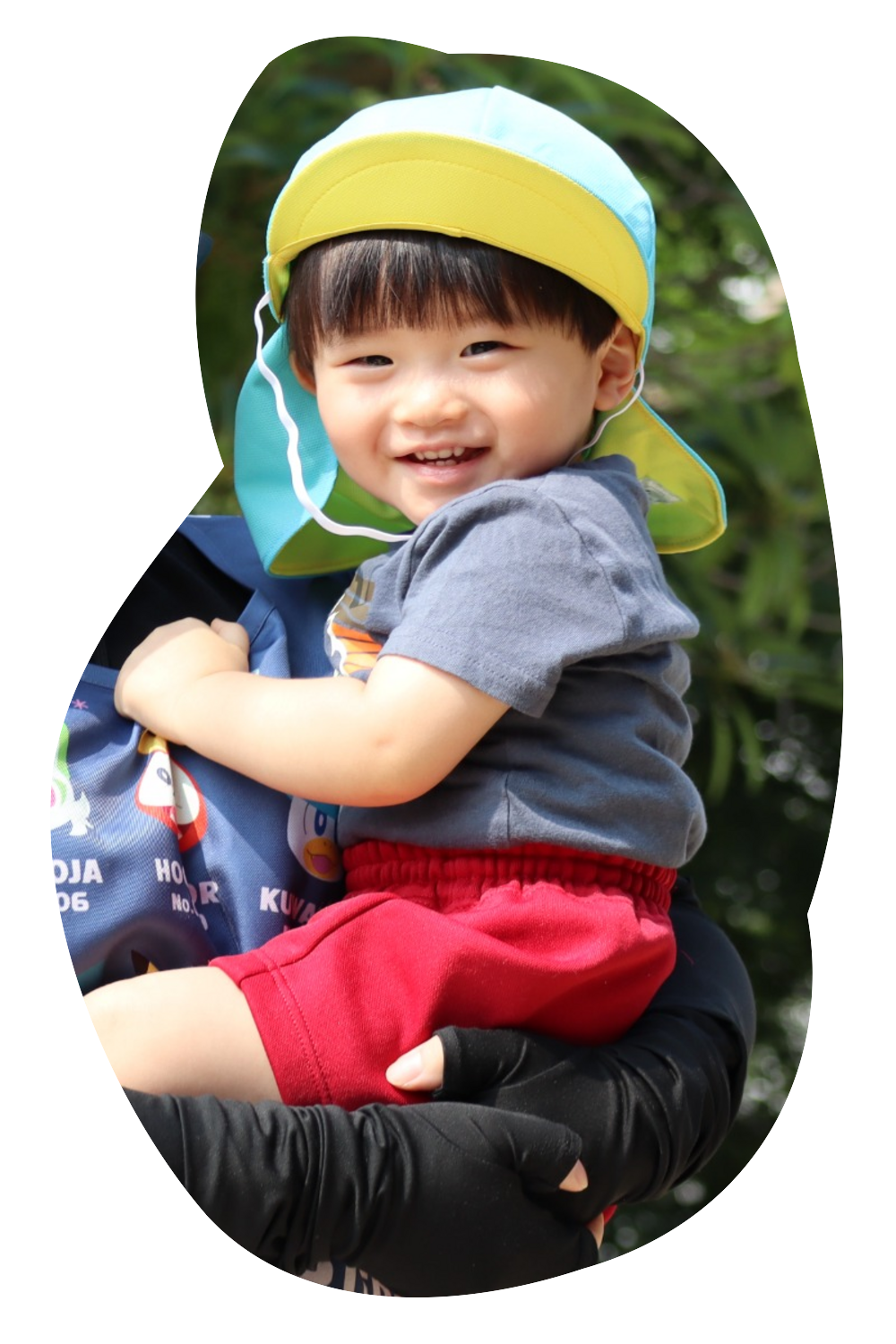 園児を抱っこする先生